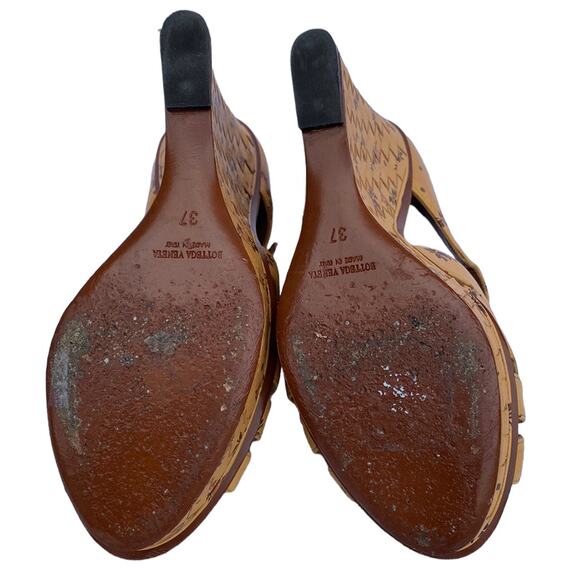 Bottega Veneta 37 Woven Floral Leather Wedge Sandals - Picture 8 of 12